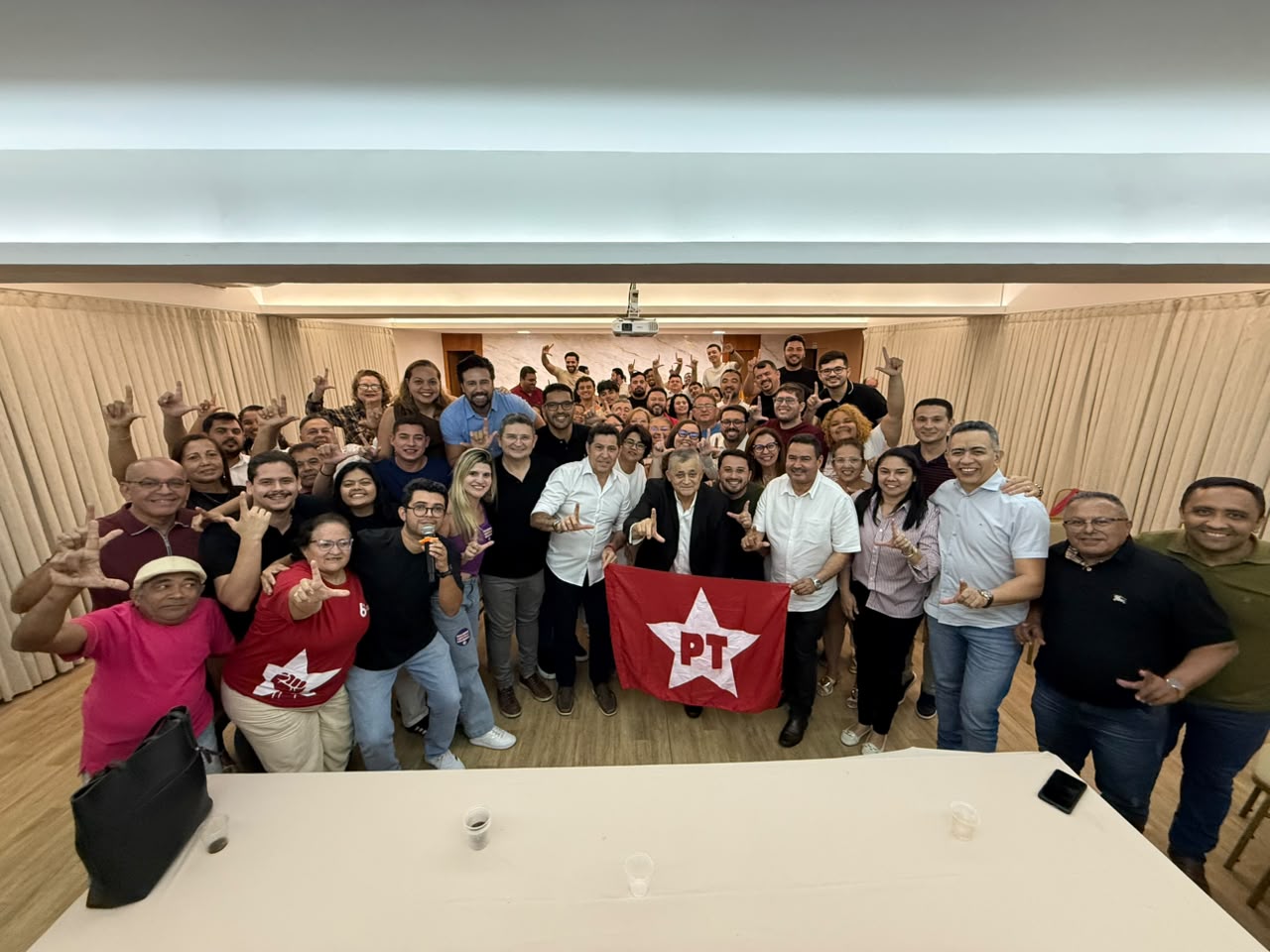 Reunidos com lideranças da militância do Campo Democrático do PT, em Fortaleza, na noite desta sexta-feira (8). Um encontro de preparação e diálogo, poucos dias após o anúncio de Luizianne Lins na nossa chapa majoritária no Ceará, ao lado do governador Elmano de Freitas. Hora de avermelhar o Ceará. 📸 Júnior Linhares